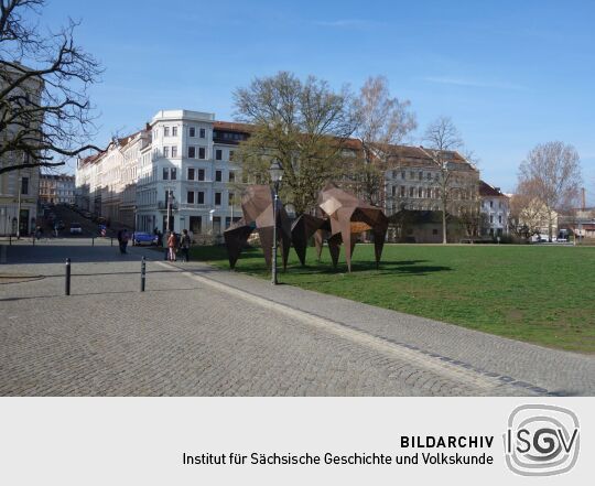 In unmittelbarer Nähe zum Kaisertrutz steht die  Installation Herde von Piotr Wesołowski.