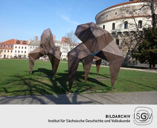 In unmittelbarer Nähe zum Kaisertrutz steht die  Installation Herde von Piotr Wesołowski.