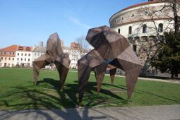 Bild: In unmittelbarer Nähe zum Kaisertrutz steht die  Installation Herde von Piotr Wesołowski.