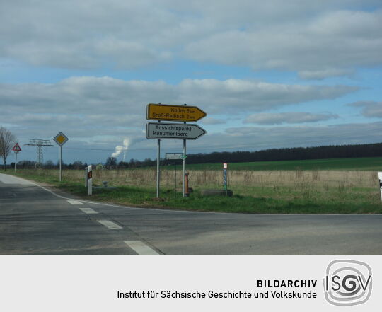 Wegweiser zum Monumentberg bei Groß Radisch