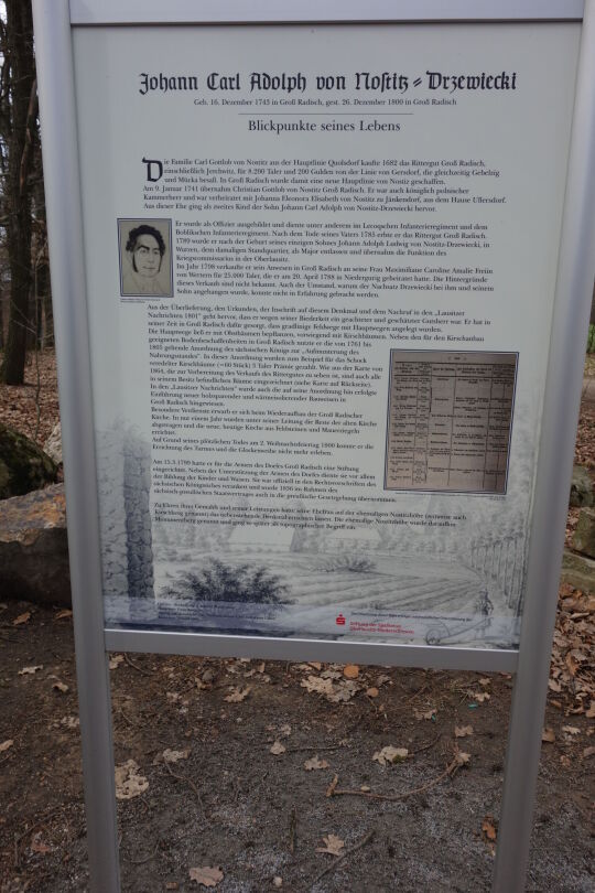 Infotafel zum namengebenden Monument auf dem Monumentberg bei Hohendubrau-Groß Radisch.