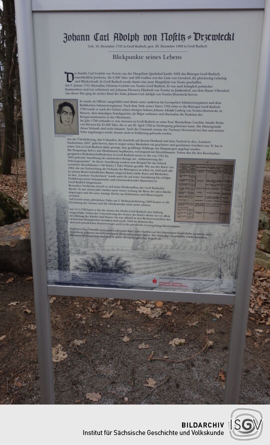 Infotafel zum namengebenden Monument auf dem Monumentberg bei Hohendubrau-Groß Radisch.