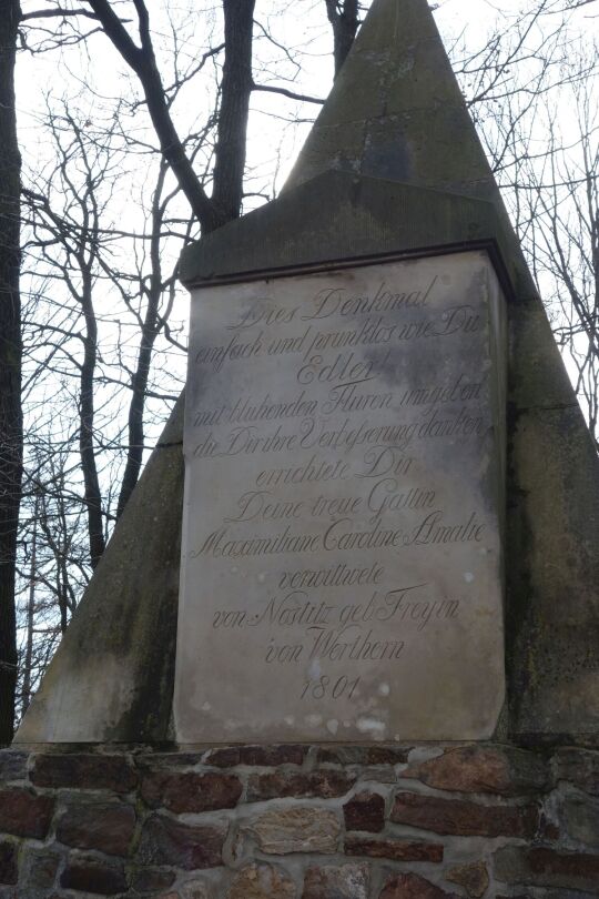 Das namengebende Monument auf dem Monumentberg bei Hohendubrau-Groß Radisch.