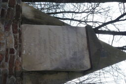 Das namengebende Monument auf dem Monumentberg bei Hohendubrau-Groß Radisch.