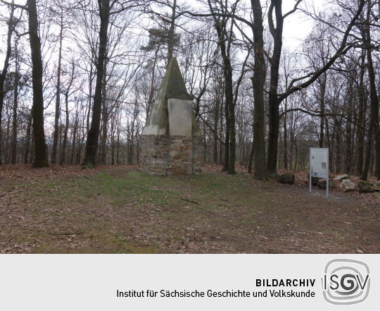 Das namengebende Monument auf dem Monumentberg bei Hohendubrau-Groß Radisch.