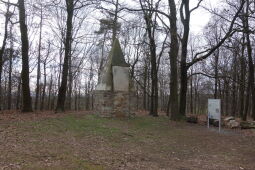 Das namengebende Monument auf dem Monumentberg bei Hohendubrau-Groß Radisch.