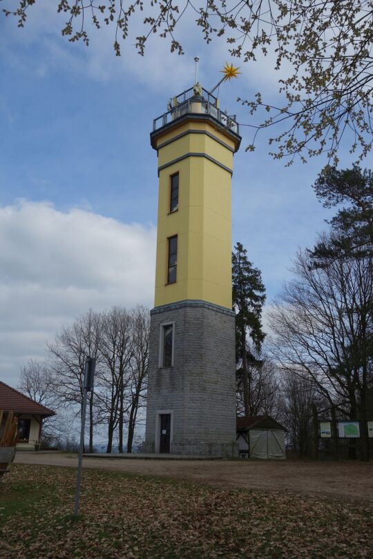 Der Aussichtsturm auf dem Monumentberg bei Hohendubrau-Groß Radisch.