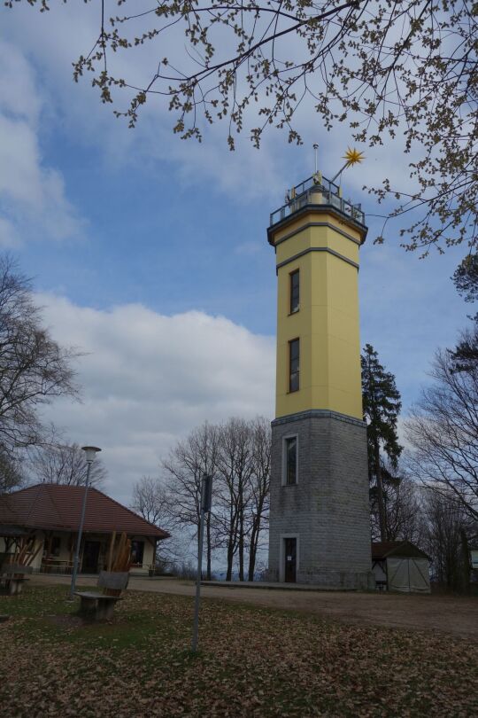 Der Aussichtsturm auf dem Monumentberg bei Hohendubrau-Groß Radisch.