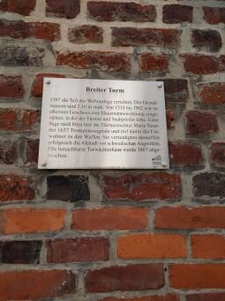 Bild: Infotafel am Breiten Turm in Delitzsch.