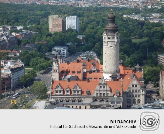 Blick vom Panoramatower auf das Neue Rathaus in Leipzig.