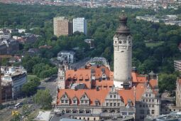 Blick vom Panoramatower auf das Neue Rathaus in Leipzig.