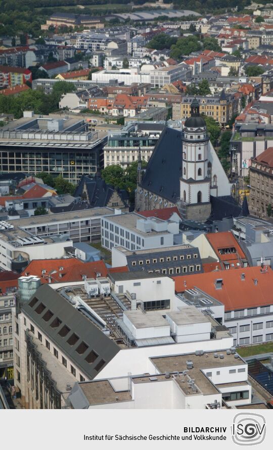 Blick vom Panoramatower auf die Thomaskirche in Leipzig.