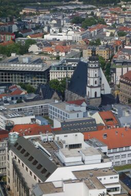 Blick vom Panoramatower auf die Thomaskirche in Leipzig.