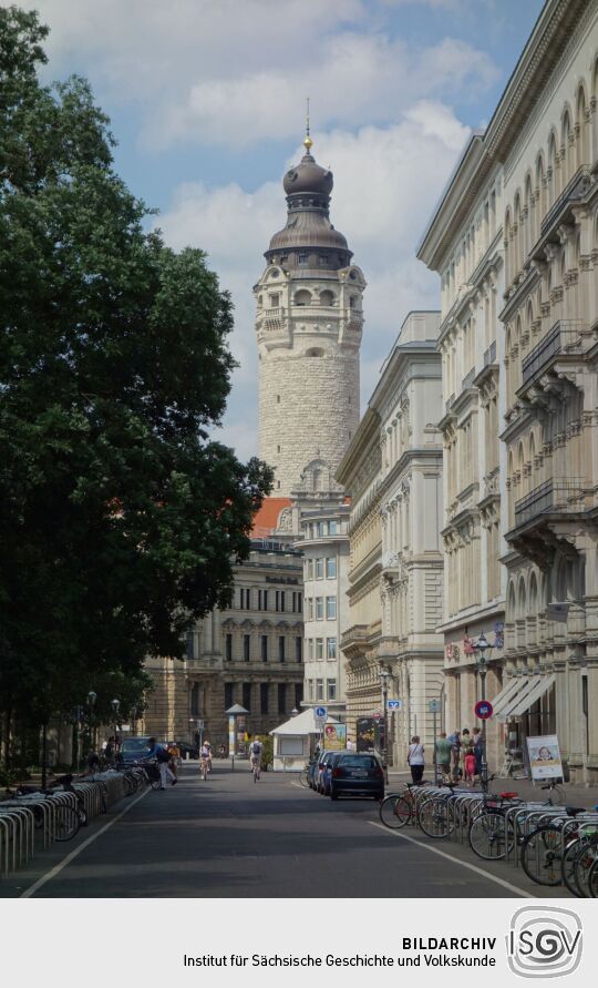 Blick zum Turm des Neuen Rathauses in Leipzig.