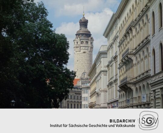 Blick zum Turm des Neuen Rathauses in Leipzig.