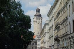 Blick zum Turm des Neuen Rathauses in Leipzig.