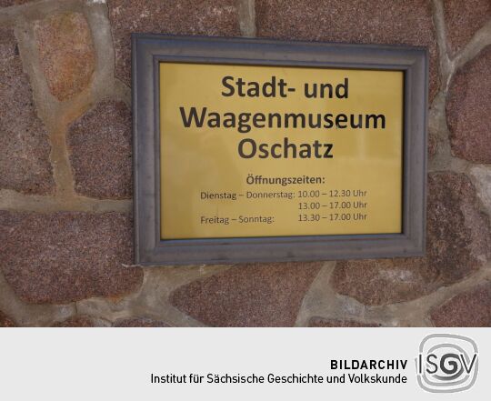 Infotafel am Stadt- und Waagenmuseum in der der ehemaligen Amts- und Ratsfronfeste in Oschatz.