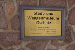 Infotafel am Stadt- und Waagenmuseum in der der ehemaligen Amts- und Ratsfronfeste in Oschatz.