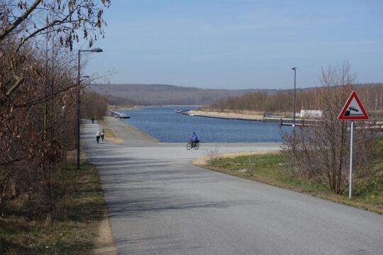Zugang zum gefluteten Tagebaurestloch, dem heutigen Berzdorfer See.
