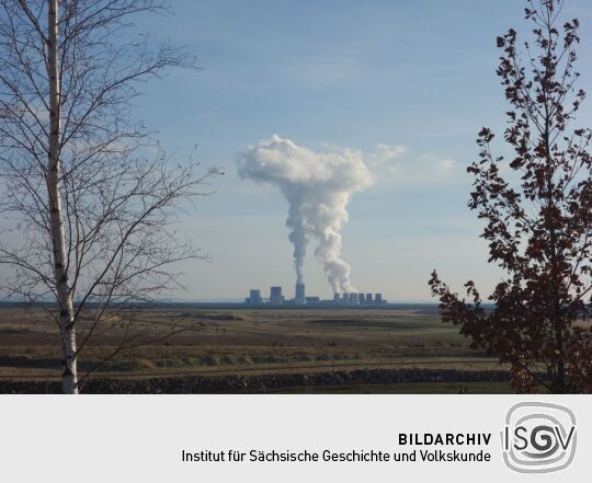 Blick vom Aussichtsturm am Schweren Berg bei Weißwasser/O.L. zum Kraftwerk Boxberg.