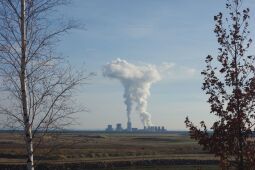 Bild: Blick vom Aussichtsturm am Schweren Berg bei Weißwasser/O.L. zum Kraftwerk Boxberg.