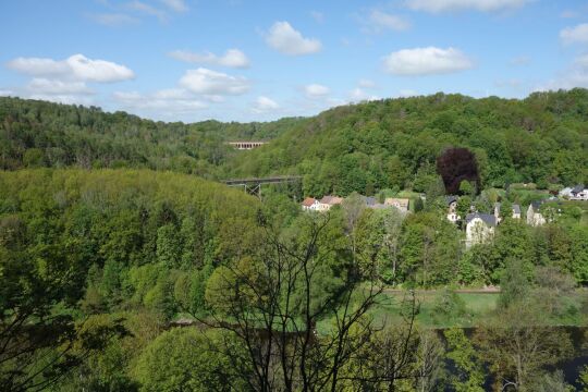 Ausblick von der Terrasse der ehemaligen Gaststätte Goldene Höhe in Waldheim über die Zschopau.
