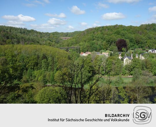 Ausblick von der Terrasse der ehemaligen Gaststätte Goldene Höhe in Waldheim über die Zschopau.