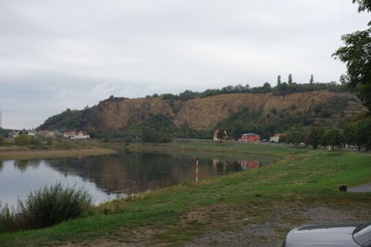 Blick zu den Resten des Fels´ Böser Bruder in Diesbar-Seußlitz.