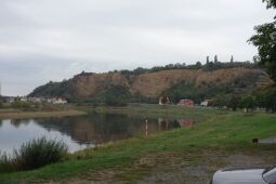 Blick zu den Resten des Fels´ Böser Bruder in Diesbar-Seußlitz.
