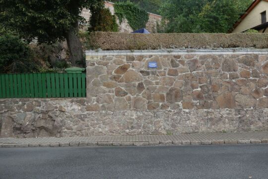 Hochwassermarke in Diesbar-Seußlitz für das Elbe-Hochwasser 2002.