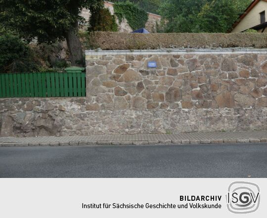 Hochwassermarke in Diesbar-Seußlitz für das Elbe-Hochwasser 2002.