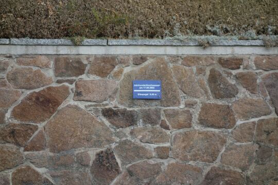 Hochwassermarke in Diesbar-Seußlitz für das Elbe-Hochwasser 2002.
