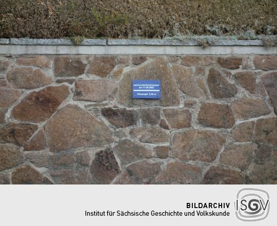 Hochwassermarke in Diesbar-Seußlitz für das Elbe-Hochwasser 2002.