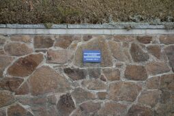 Hochwassermarke in Diesbar-Seußlitz für das Elbe-Hochwasser 2002.