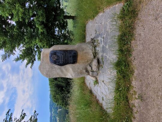 Der Biedenkopfstein am Aussichtspunkt Biedenkopfblick am Hammerberg bei Aue-Bad Schlema.