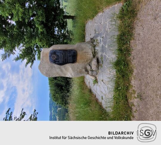 Der Biedenkopfstein am Aussichtspunkt Biedenkopfblick am Hammerberg bei Aue-Bad Schlema.