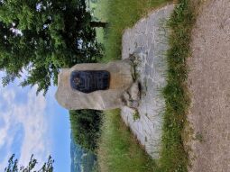 Der Biedenkopfstein am Aussichtspunkt Biedenkopfblick am Hammerberg bei Aue-Bad Schlema.