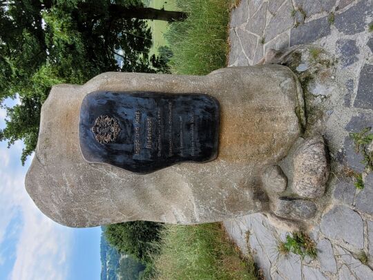 Der Biedenkopfstein am Aussichtspunkt Biedenkopfblick am Hammerberg bei Aue-Bad Schlema.