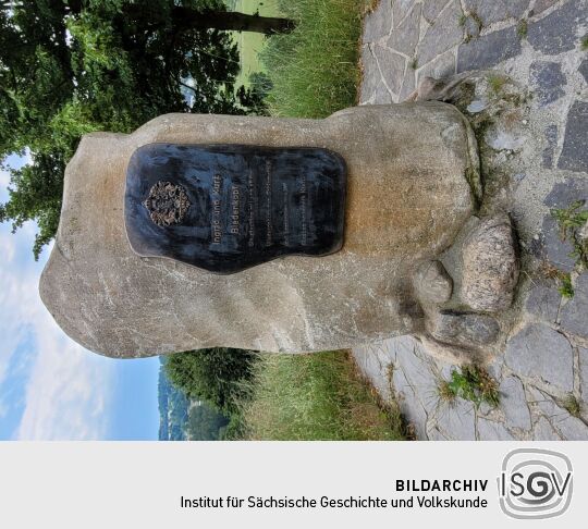 Der Biedenkopfstein am Aussichtspunkt Biedenkopfblick am Hammerberg bei Aue-Bad Schlema.