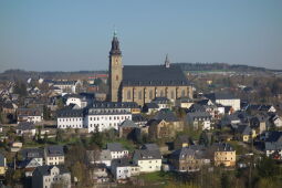 Die Kirche St. Wolfgang in Schneeberg.