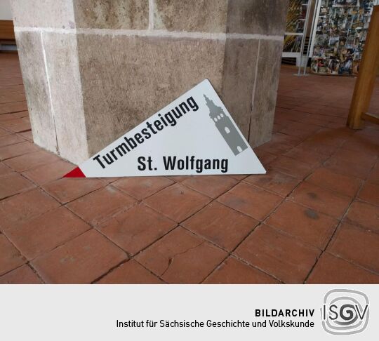 Infotafel zum Turmaufstieg in der Kirche St. Wolfgang in Schneeberg.