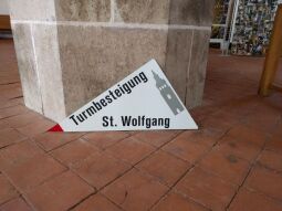 Infotafel zum Turmaufstieg in der Kirche St. Wolfgang in Schneeberg.