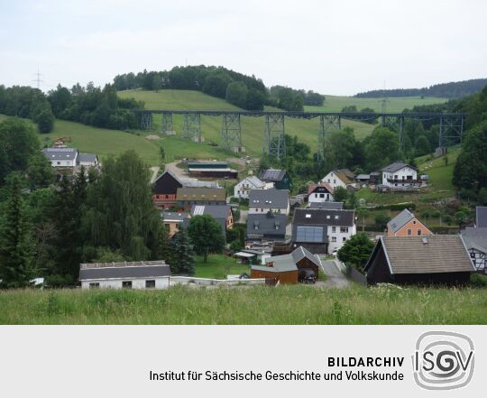 Ein Zug der Erzgebirgischen Aussichtsbahn überquert den Markersbacher Viadukt in Raschau-Markersbach.