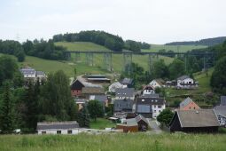Bild: Ein Zug der Erzgebirgischen Aussichtsbahn überquert den Markersbacher Viadukt in Raschau-Markersbach.