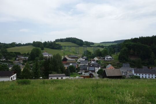 Ein Zug der Erzgebirgischen Aussichtsbahn überquert den Markersbacher Viadukt in Raschau-Markersbach.