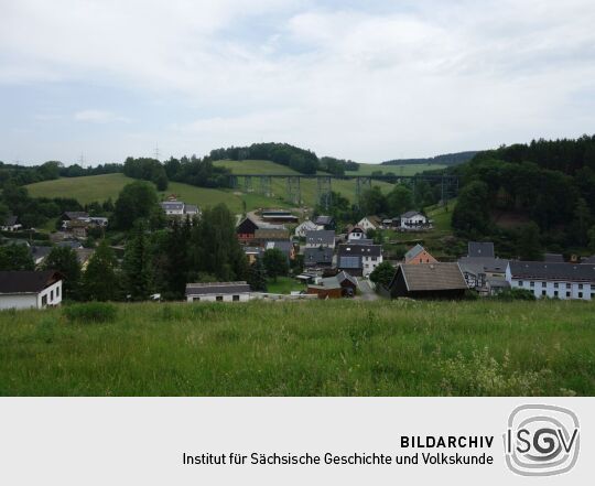 Ein Zug der Erzgebirgischen Aussichtsbahn überquert den Markersbacher Viadukt in Raschau-Markersbach.