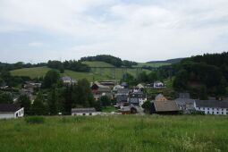 Bild: Ein Zug der Erzgebirgischen Aussichtsbahn überquert den Markersbacher Viadukt in Raschau-Markersbach.