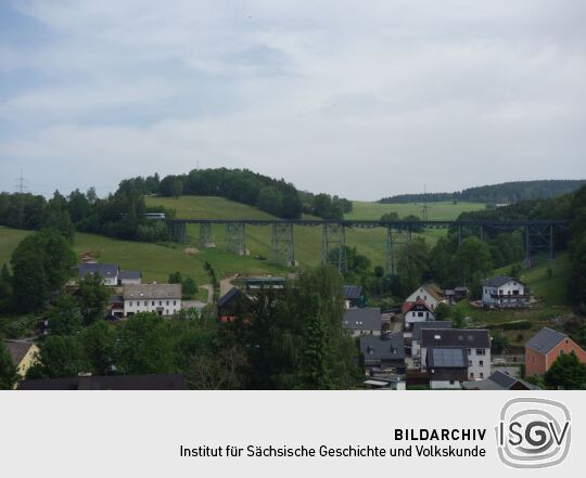 Ein Zug der Erzgebirgischen Aussichtsbahn überquert den Markersbacher Viadukt in Raschau-Markersbach.