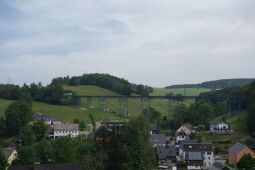 Bild: Ein Zug der Erzgebirgischen Aussichtsbahn überquert den Markersbacher Viadukt in Raschau-Markersbach.