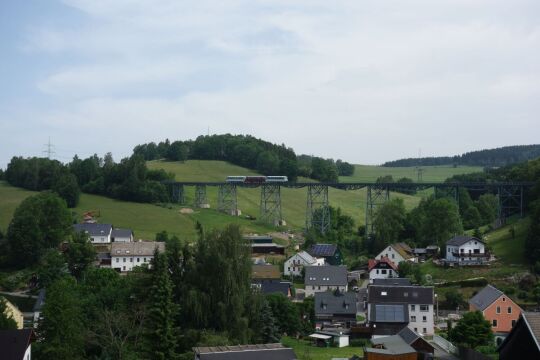 Ein Zug der Erzgebirgischen Aussichtsbahn überquert den Markersbacher Viadukt in Raschau-Markersbach.